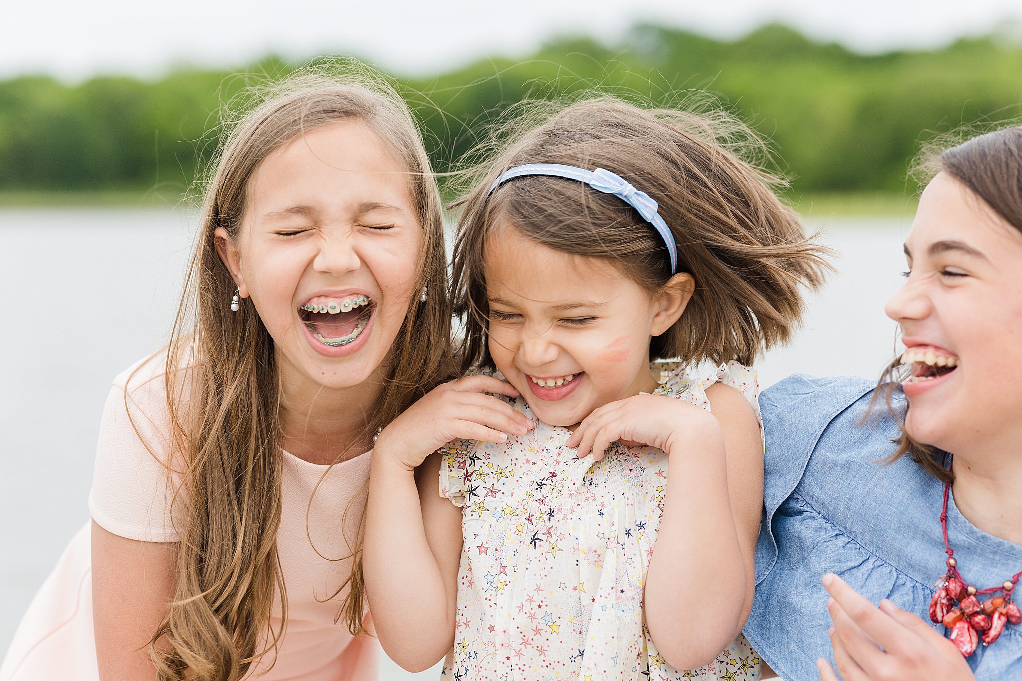 sisters laughing for bartlesville family pictures